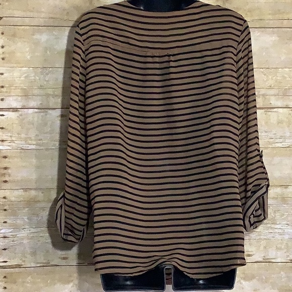 Woman’s timing size large black and brown blouse - Picture 4 of 5